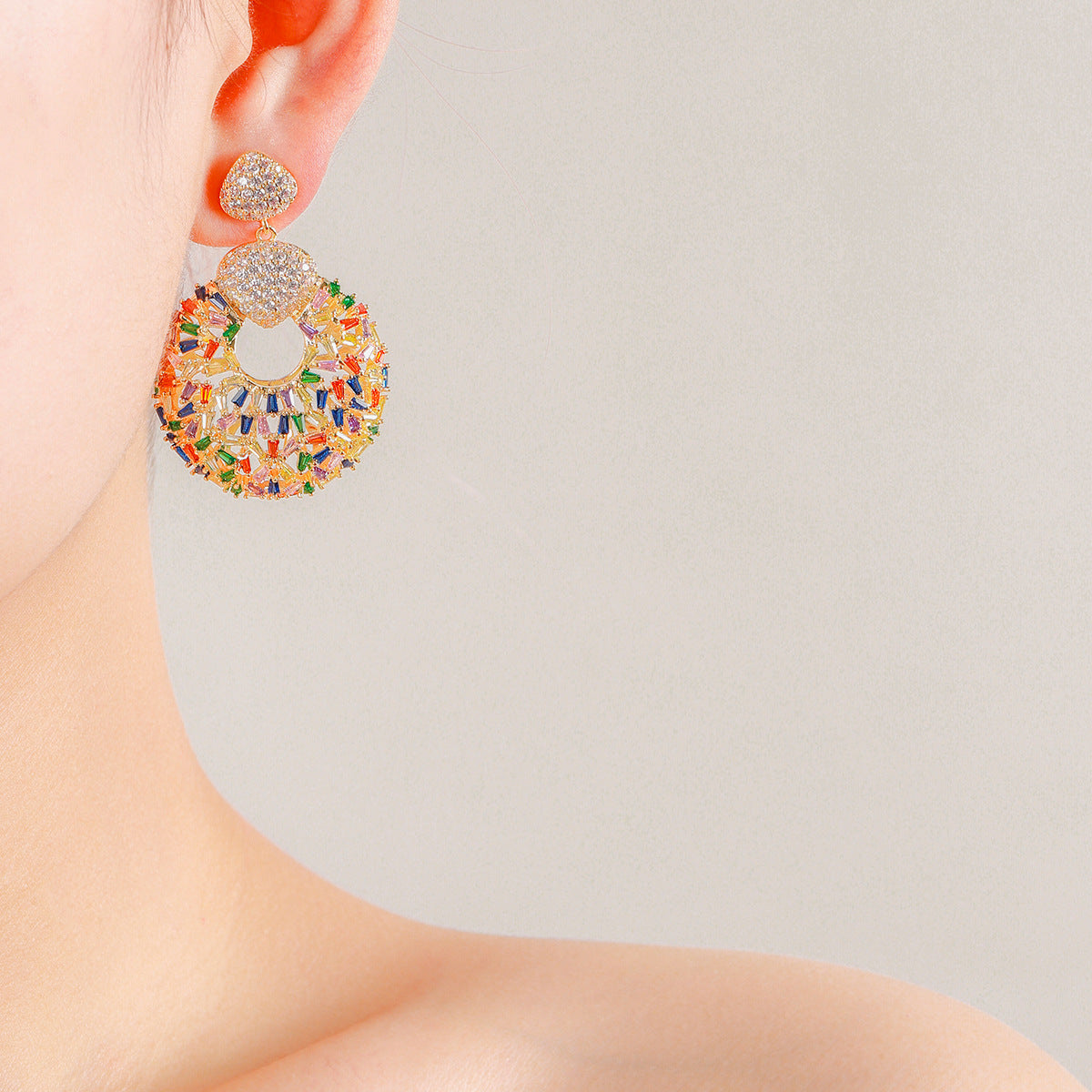 Rounded-shaped fashionable and versatile earrings