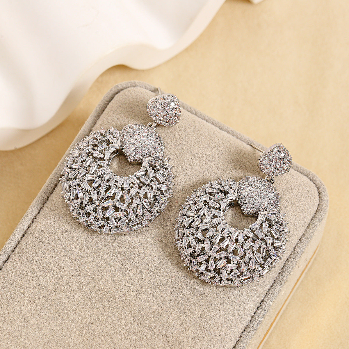 Rounded-shaped fashionable and versatile earrings