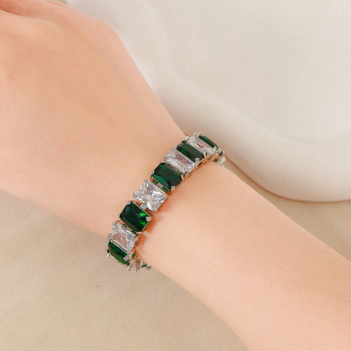 New geometric luxury, fashionable and unique, highly versatile micro-set zirconia bracelet