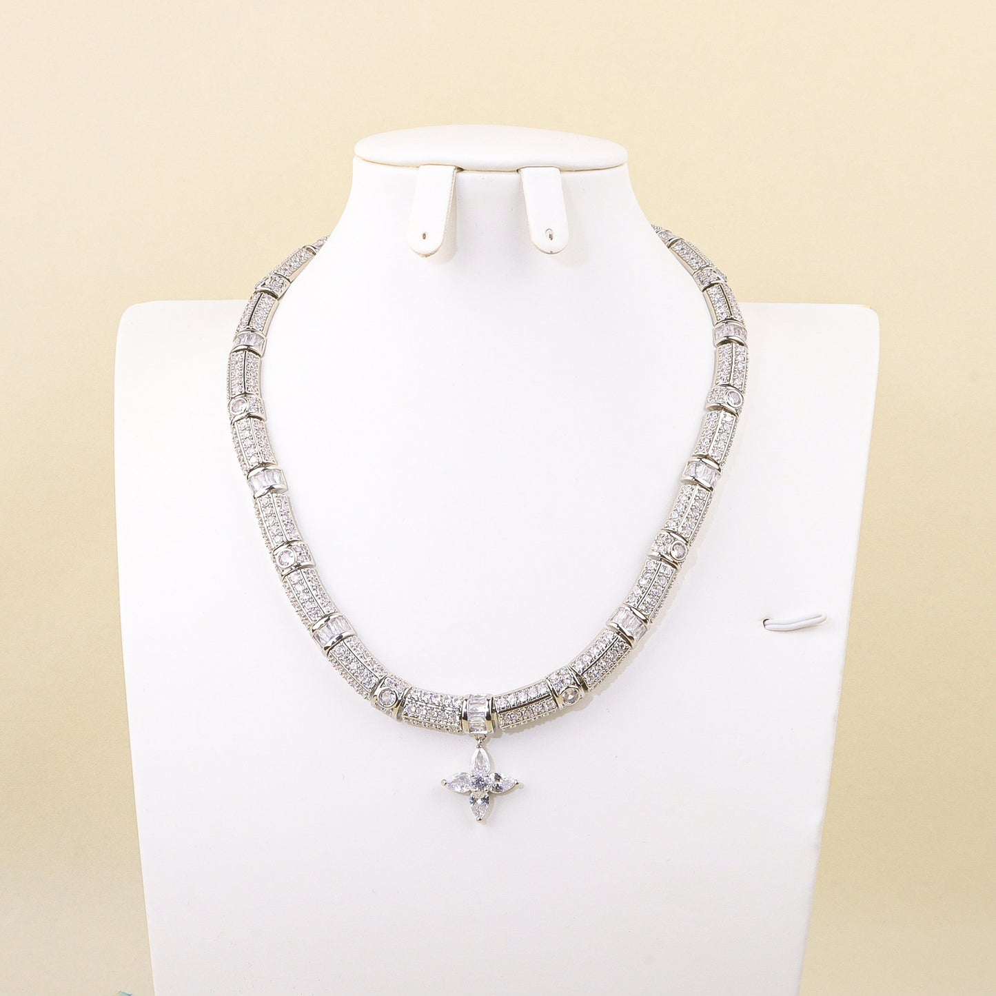 Leaf-shaped necklace