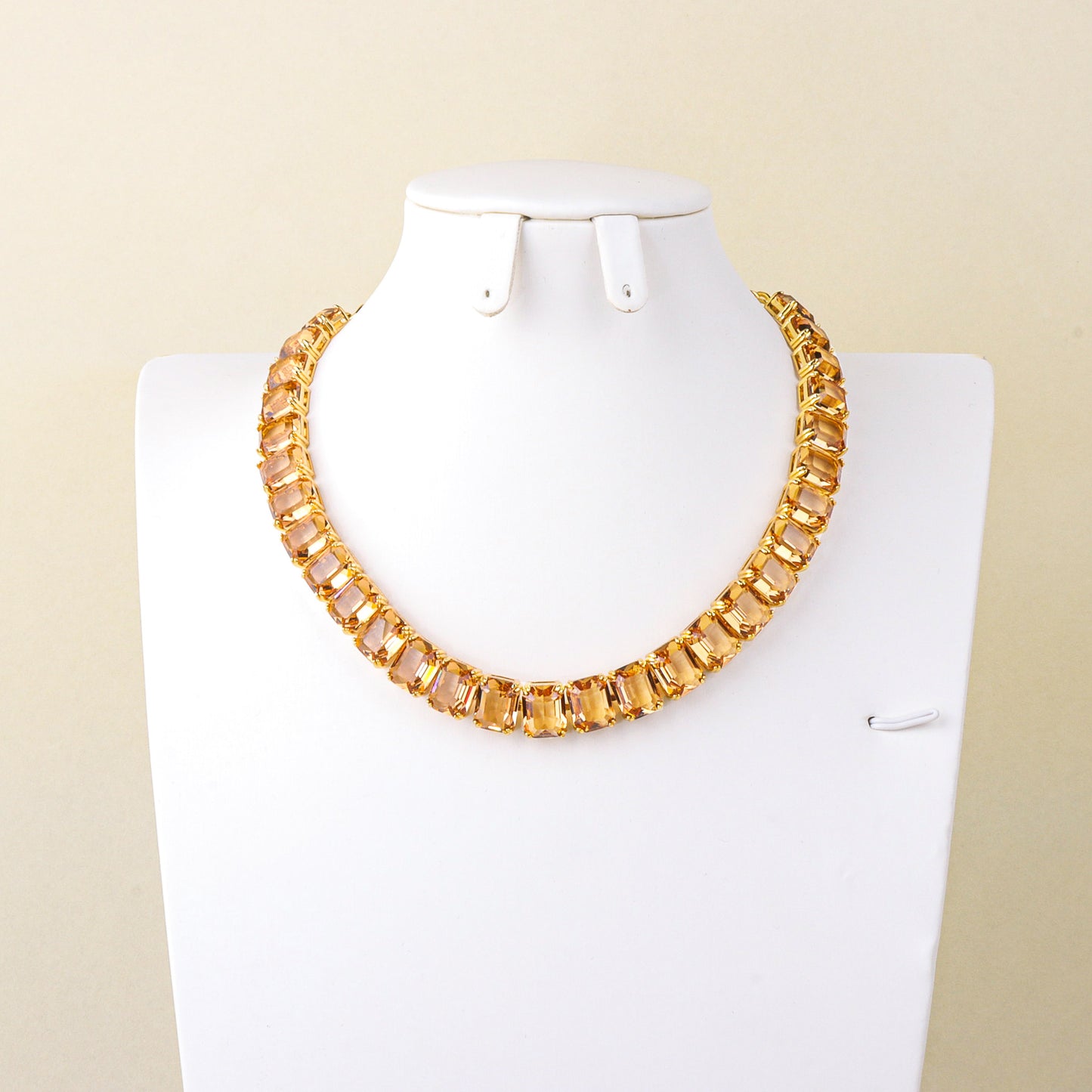 Attractive and fashionable necklace
