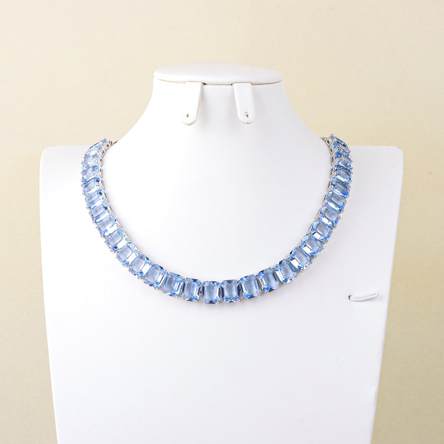 Attractive and fashionable necklace