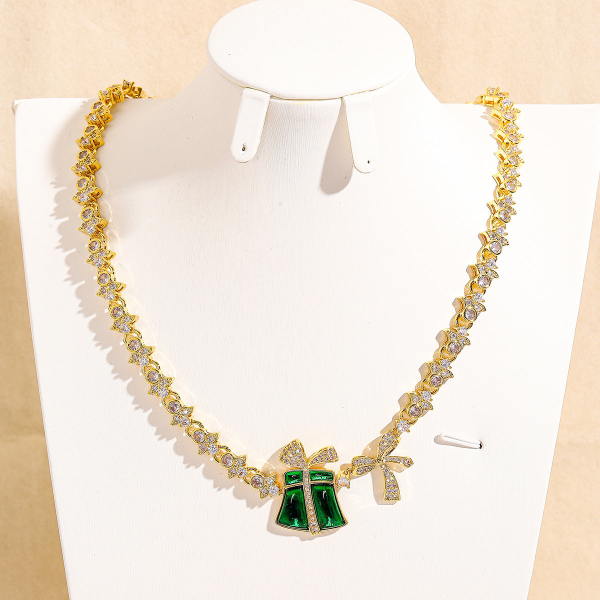 Fashionable and versatile necklace