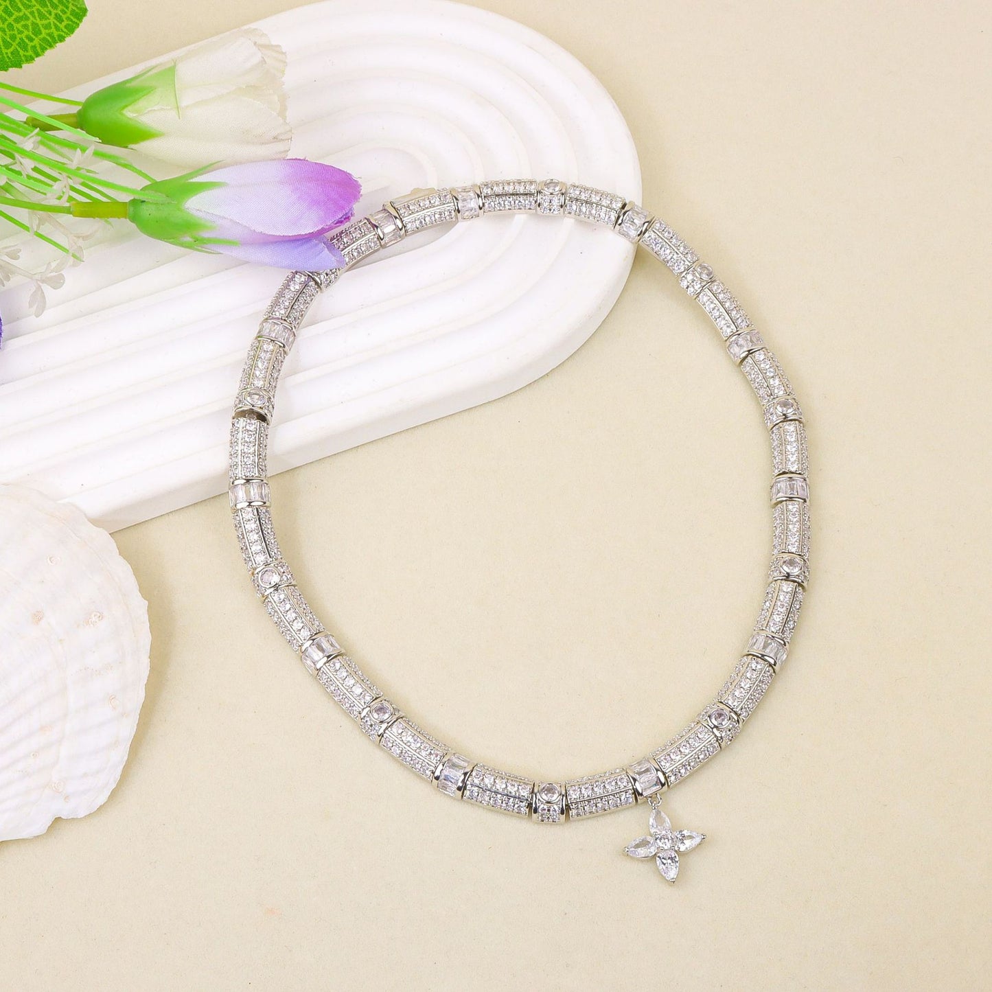 Leaf-shaped necklace