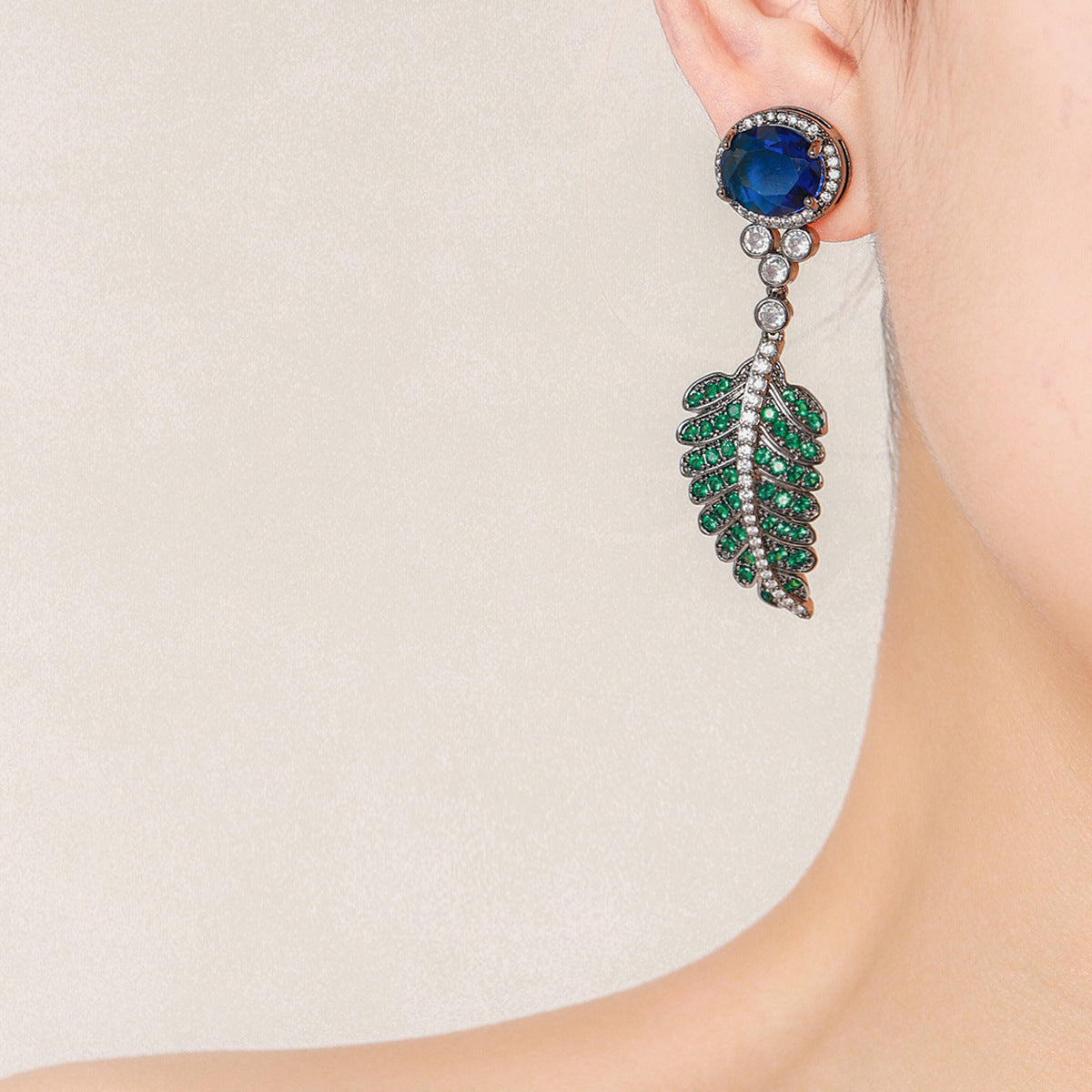 Wing-shaped design earrings
