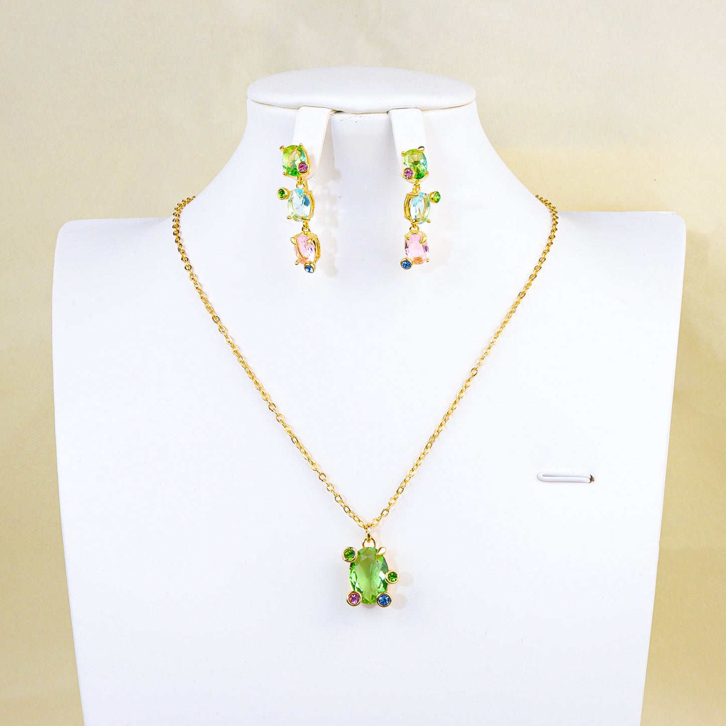 Irregularly designed jewelry set