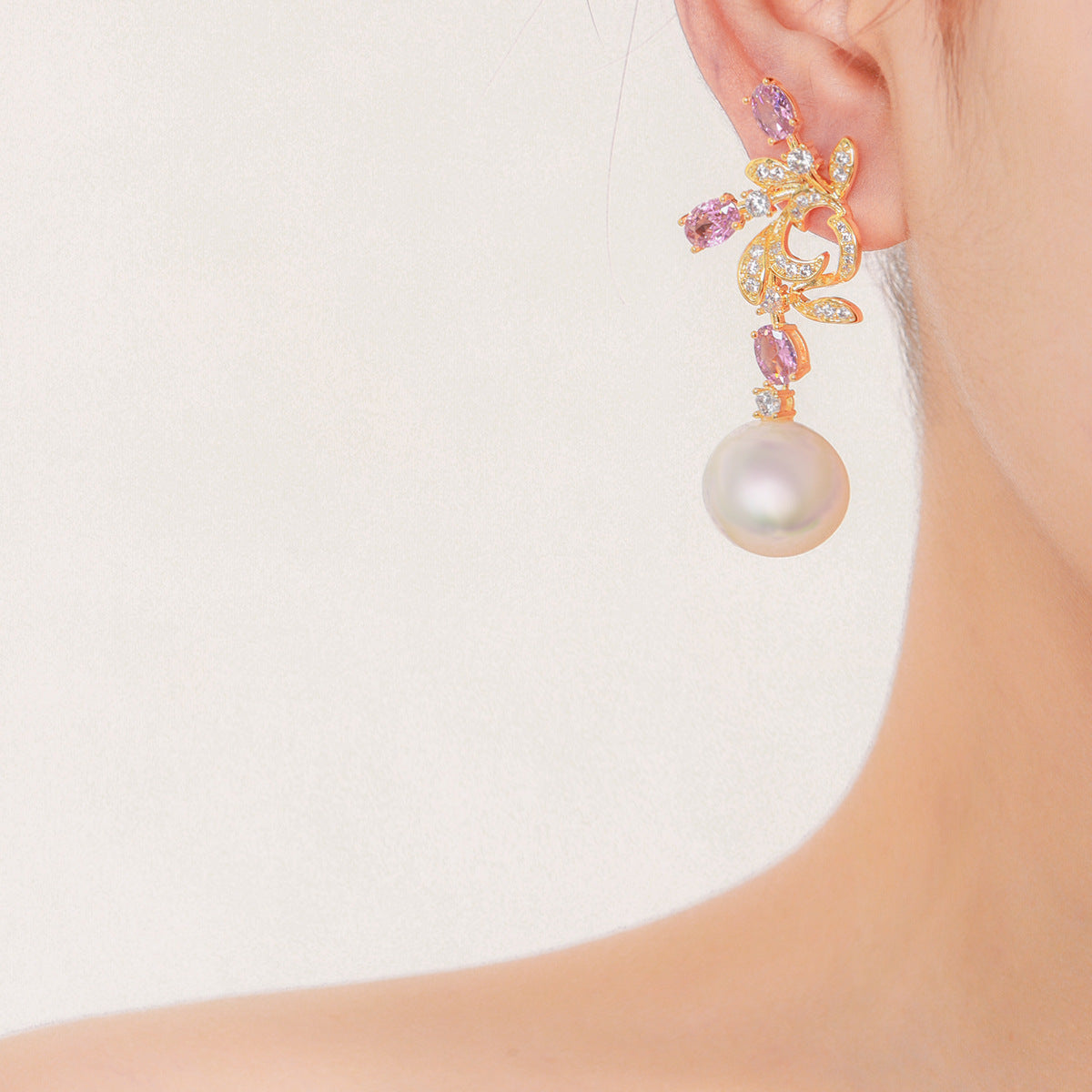 Floral pearl-shaped earrings