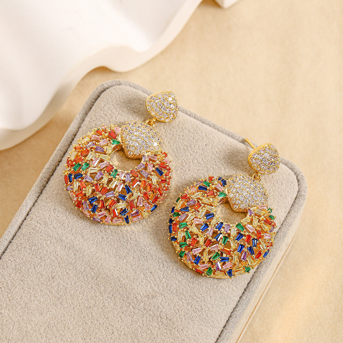 Rounded-shaped fashionable and versatile earrings