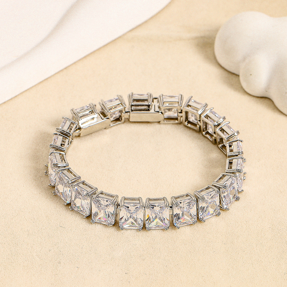 New geometric luxury, fashionable and unique, highly versatile micro-set zirconia bracelet