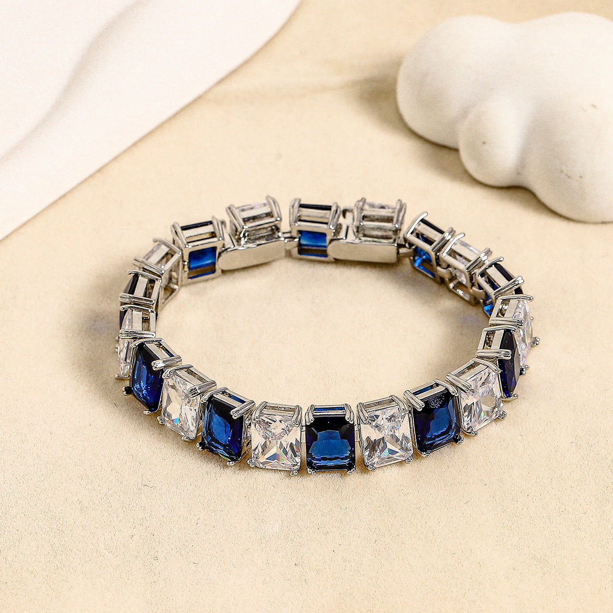 New geometric luxury, fashionable and unique, highly versatile micro-set zirconia bracelet