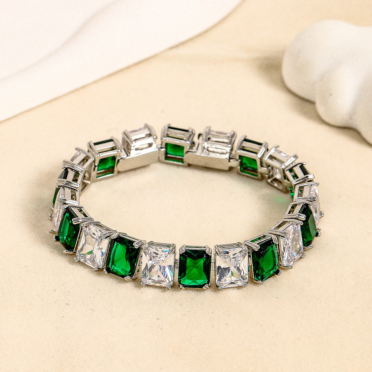 New geometric luxury, fashionable and unique, highly versatile micro-set zirconia bracelet