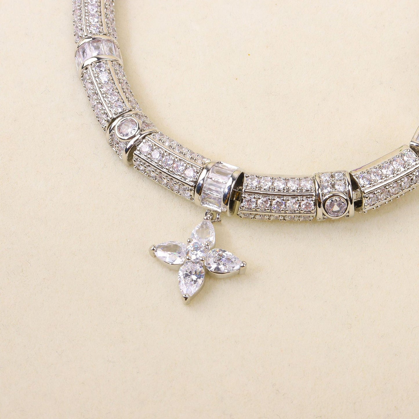 Leaf-shaped necklace